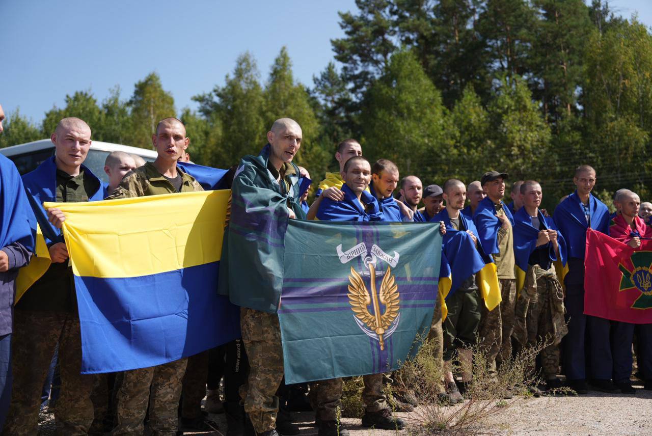 Зеленський та Лубінець підтвердили обмін полоненими, додому повернулися 115 людей: фото — фото 8