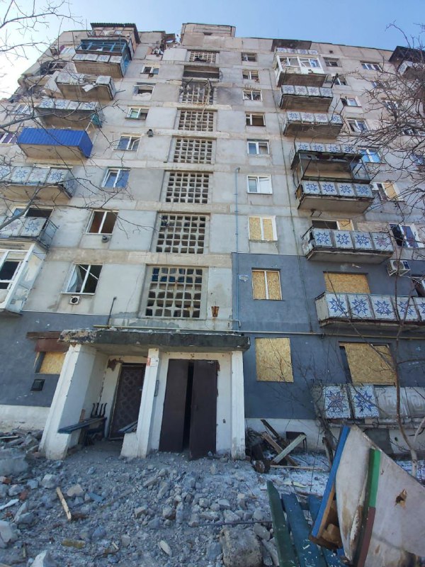 Россия обстреляла поселок Нью-Йорк: серьезно повреждена высотка — фото