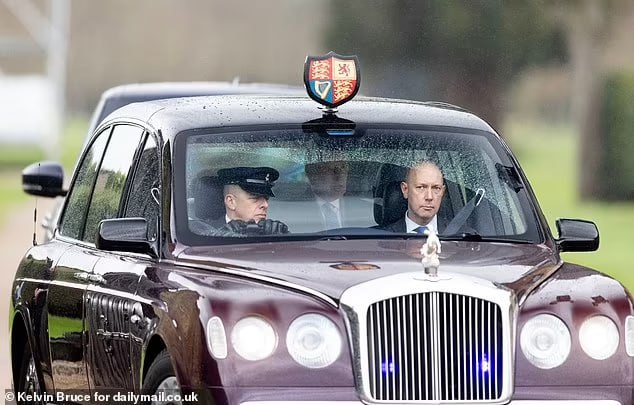 На фоне слухов о смерти короля Чарльза III в Букингемском дворце показали его новые фото — фото