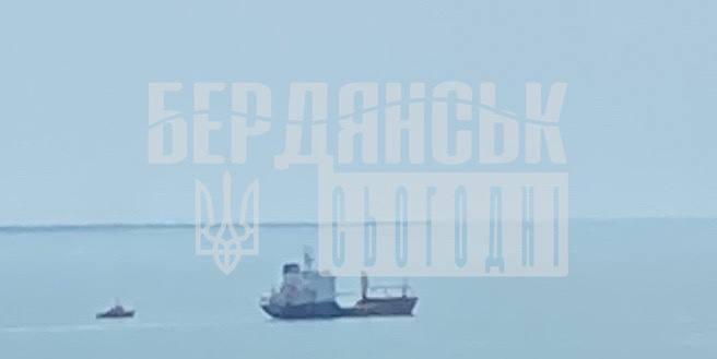 Порт Бердянска после мощного прилета срочно покидают российские корабли — фото