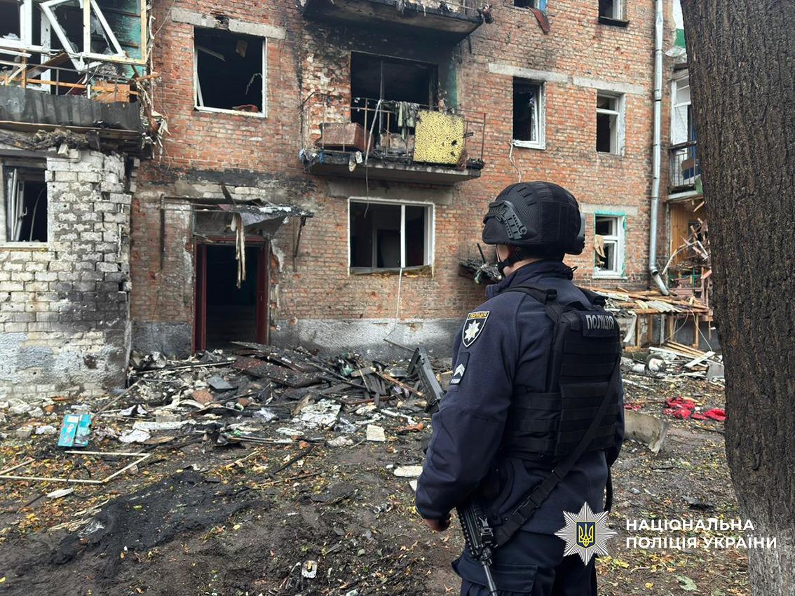 Россия нанесла удары по Нежину: ранены трое людей, повреждена ”Новая почта”, жилой дом, магазин — фото 7