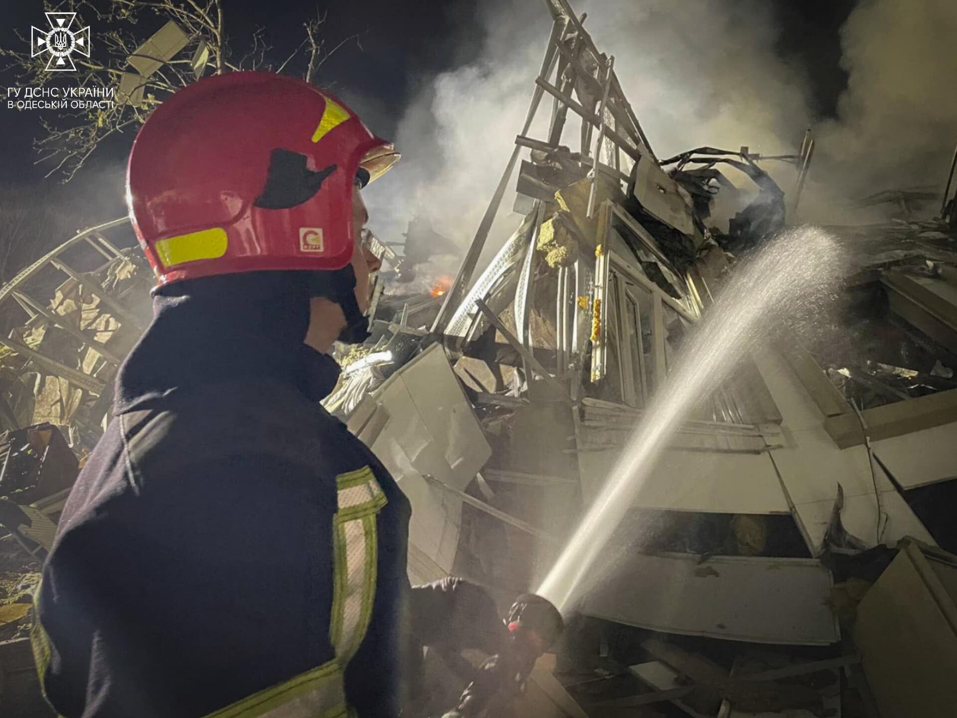 Рятувальники показали, як гасили пожежу після ракетного удару по Одесі: відео — фото 4