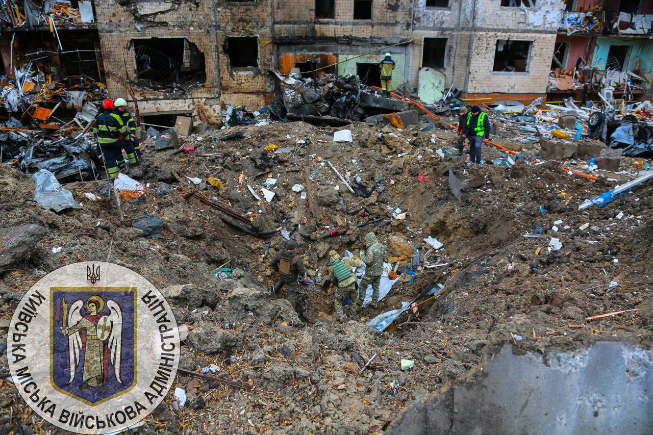 Растет число жертв ракетного удара в Соломенском района Киева: фото последствий российской атаки — фото 9