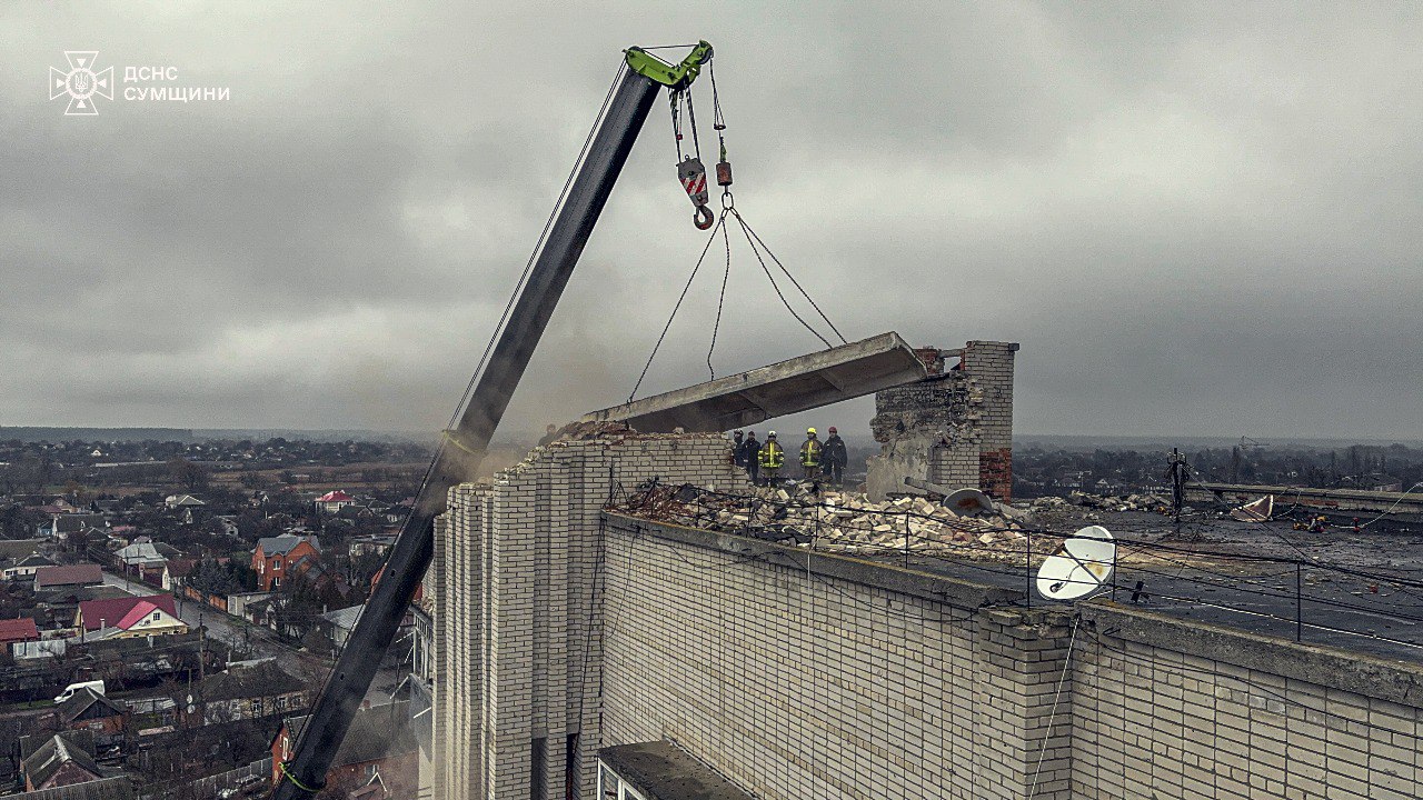 В Ахтырке продолжаются аварийно-восстановительные работы после российского удара: кадры — фото 5