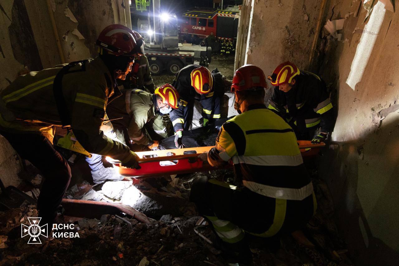 У Києві з-під завалів зруйнованої багатоповерхівки дістали ще одного загиблого — фото