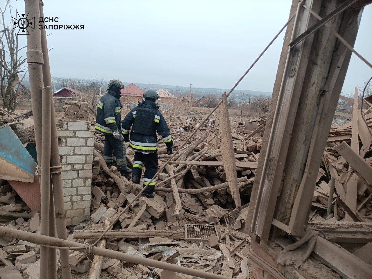 У Запорізькій області рятувальники дістали жінку з-під завалів після російського обстрілу — фото 2