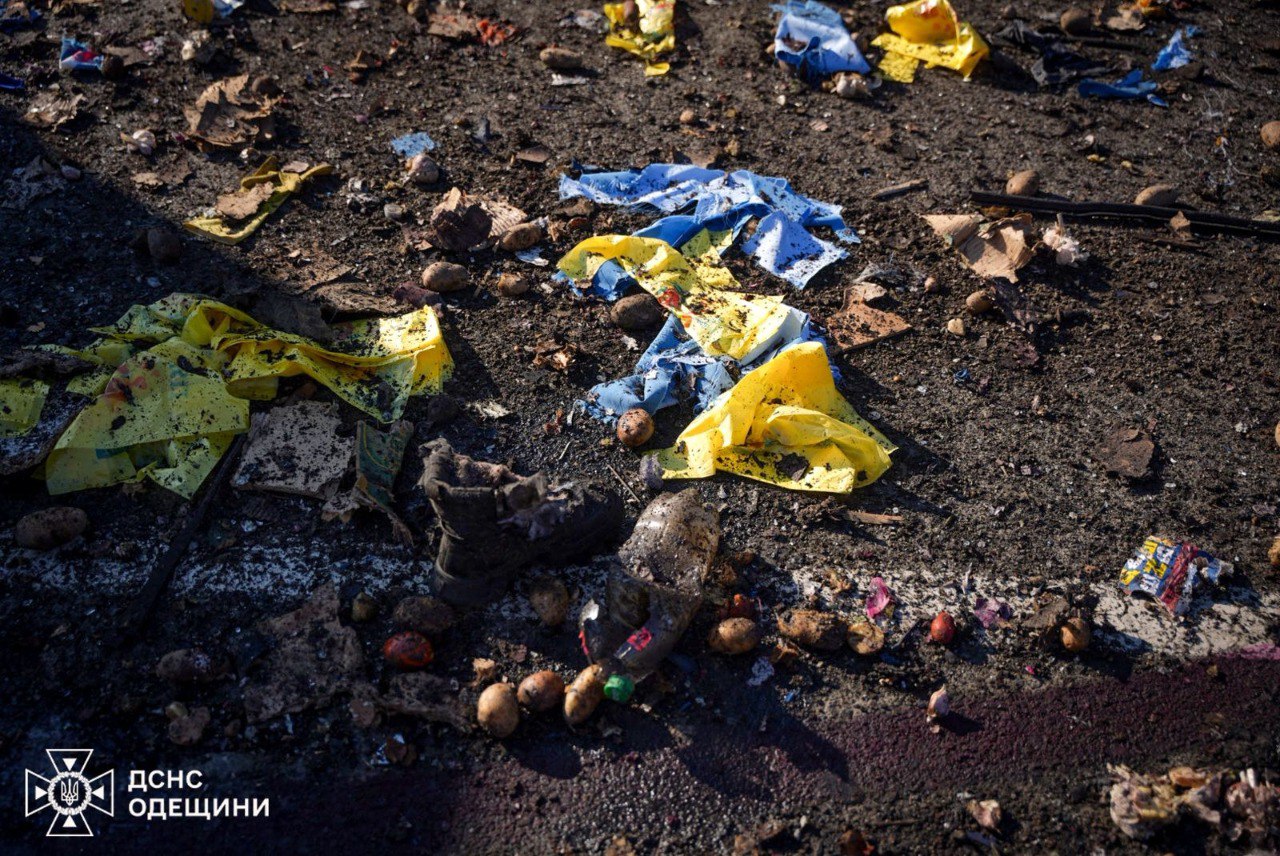 До 10 осіб збільшилася кількість постраждалих під час удару біля ринку в Чорноморську (фото) — фото 2