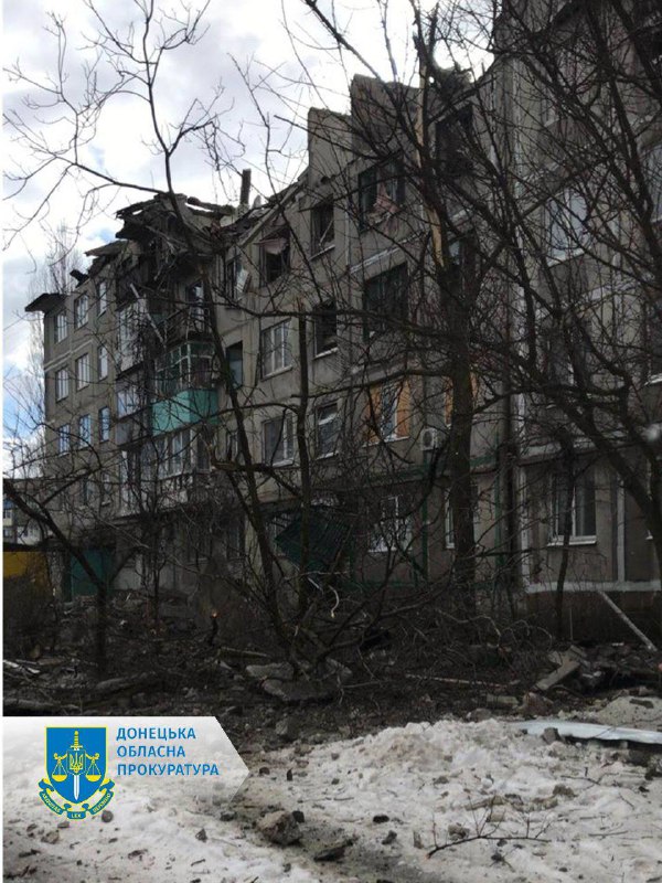 Удар по житловому будинку в Покровську: поранено 12 людей, під завалами щонайменше 2 — фото