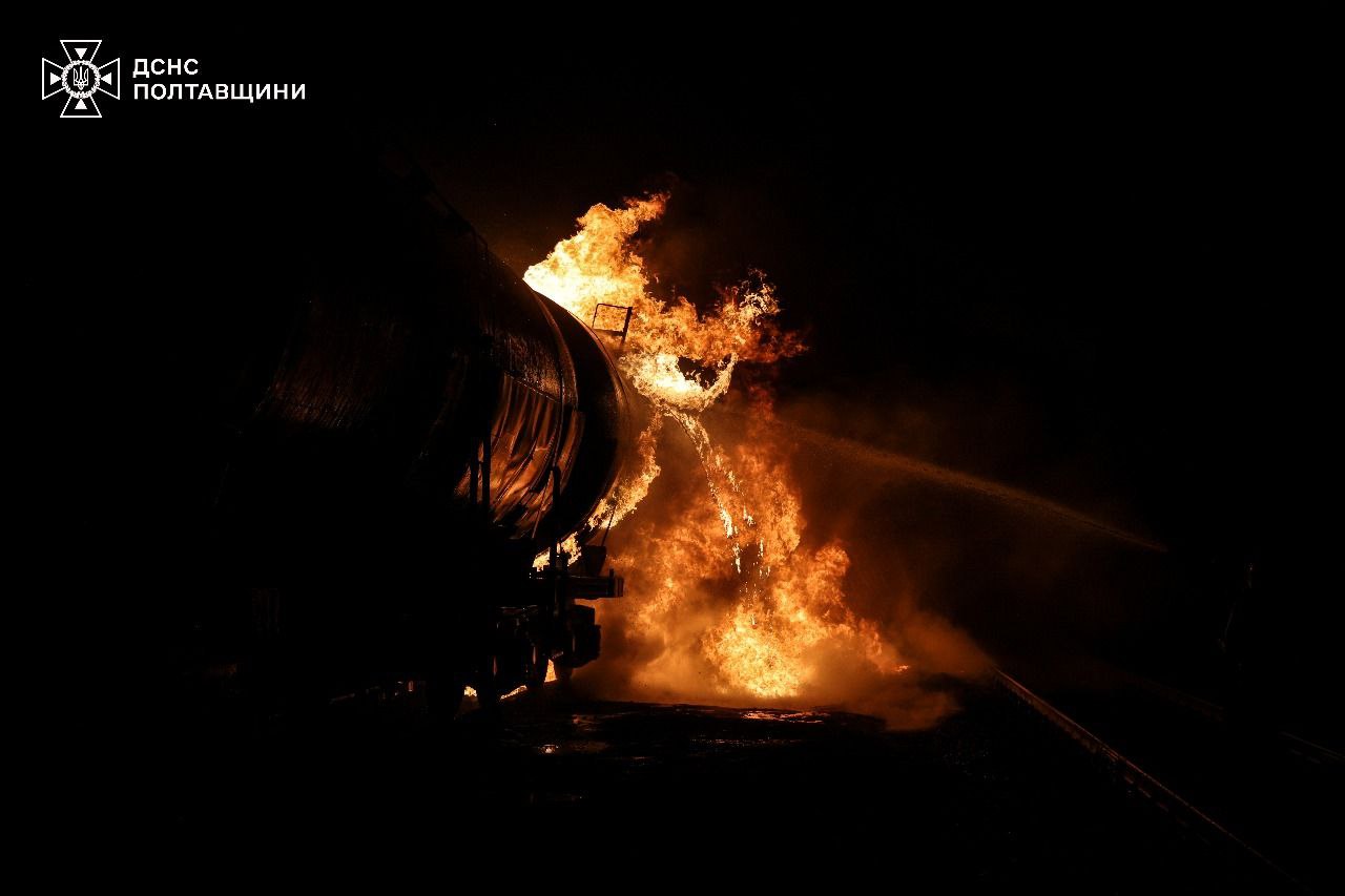 Рятувальники показали кадри наслідків удару по енергооб'єкту у Полтавській області — фото 2