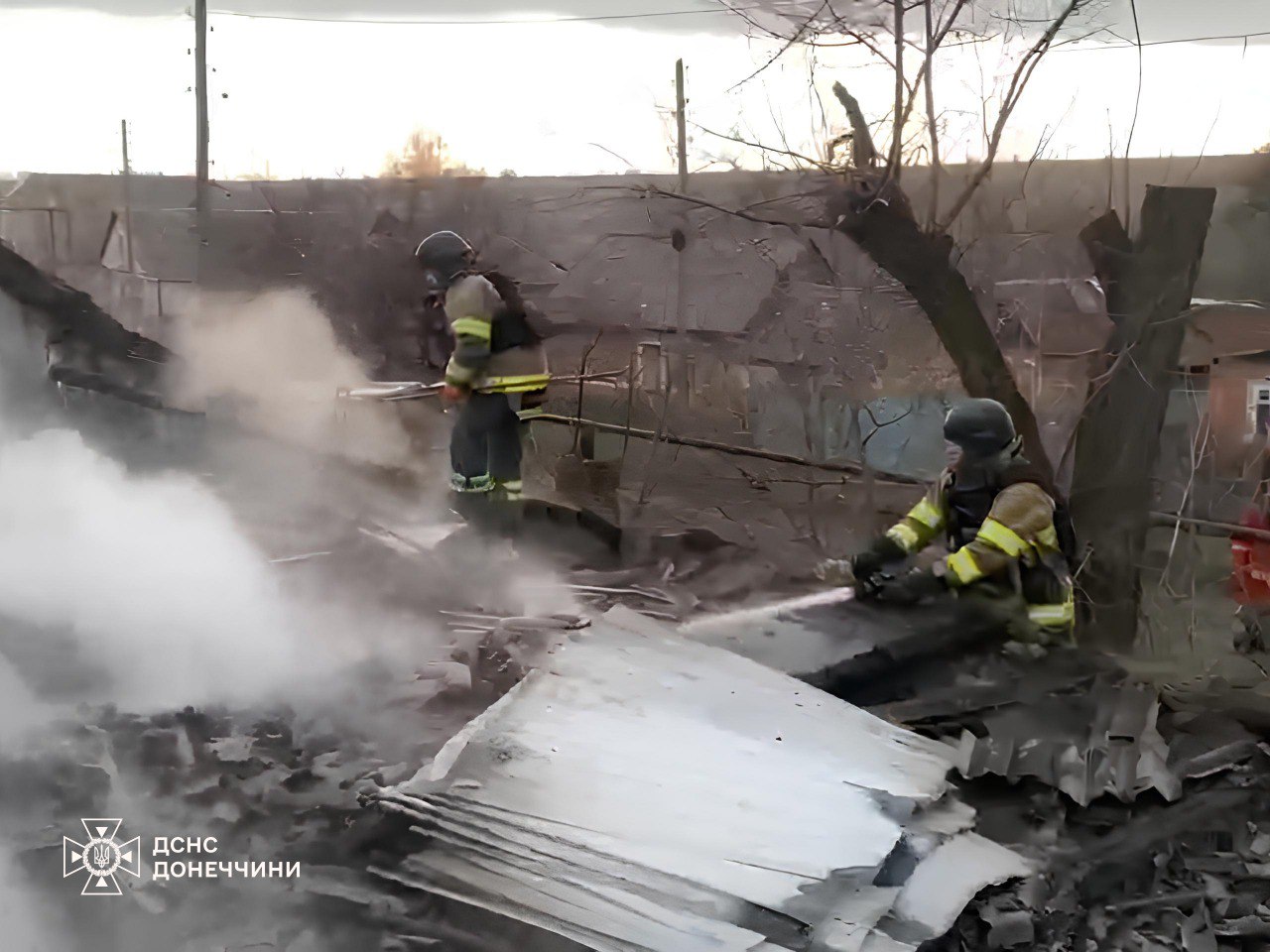 У Покровську через російський обстріл згоріла 9-поверхівка: фото — фото 5