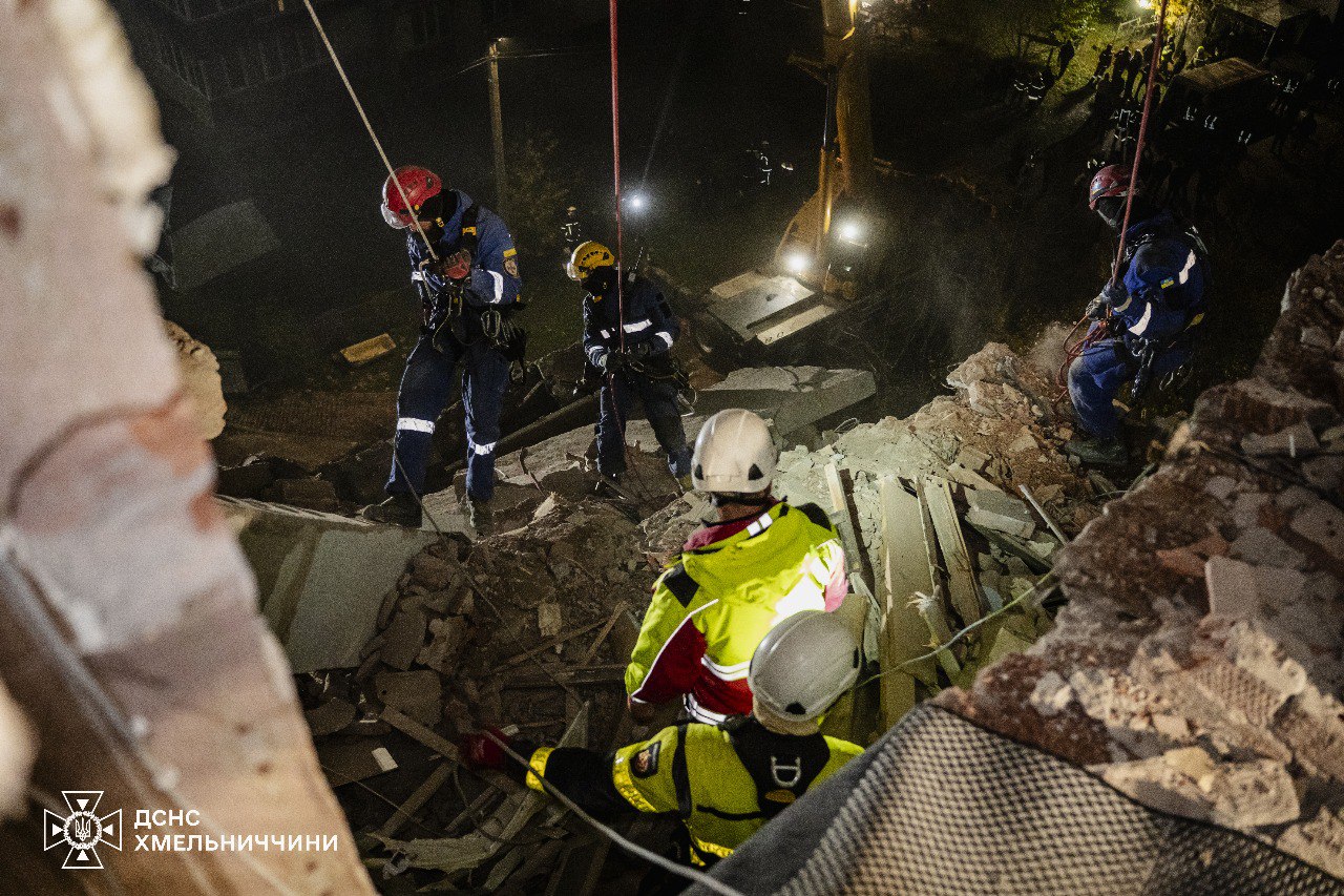 Під завалами житлового будинку у Хмельницькому знайшли тіла двох людей — фото 5
