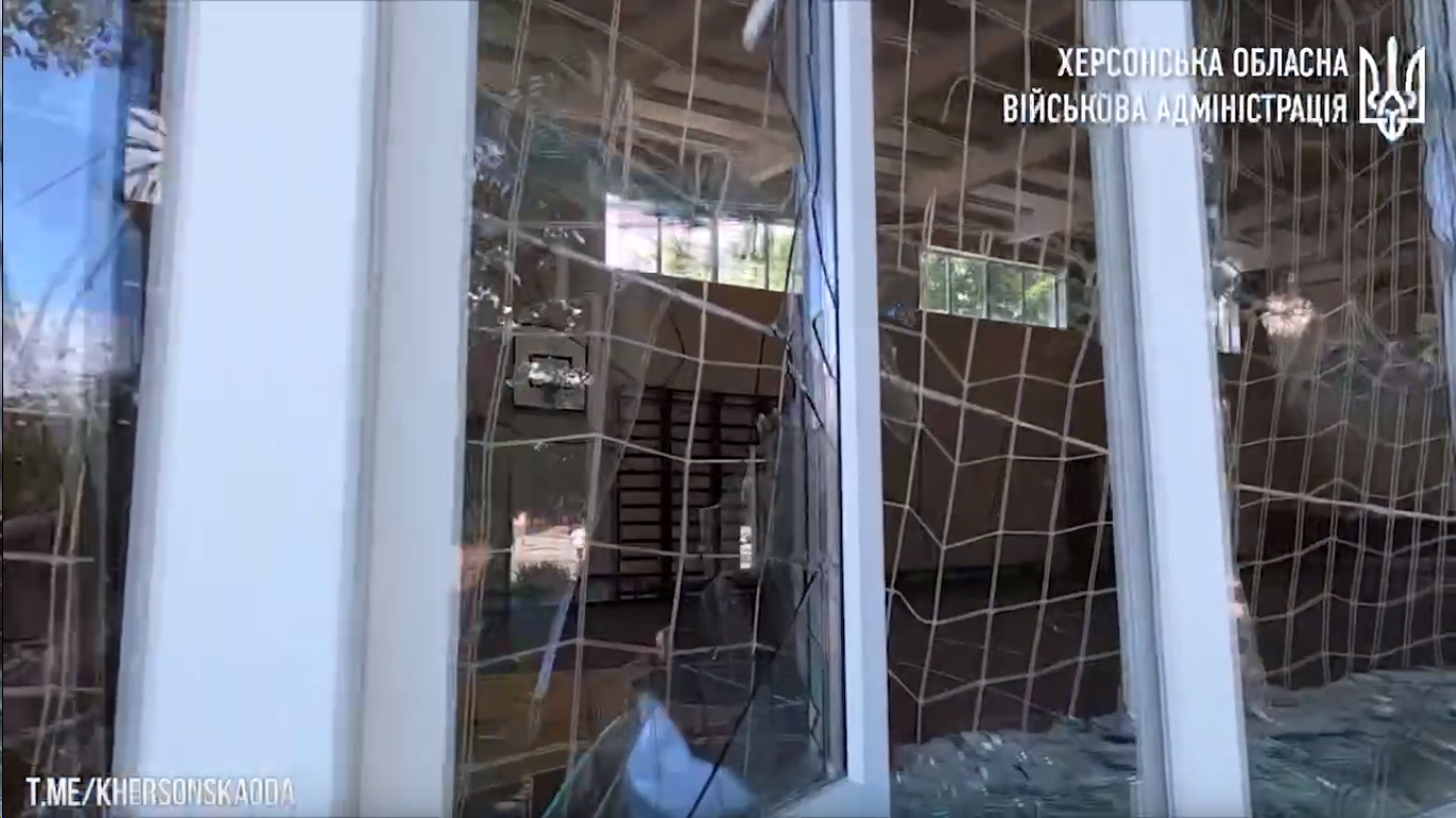 Окупанти обстріляли пункт видачі гуманітарки у Херсоні: є загиблі — фото