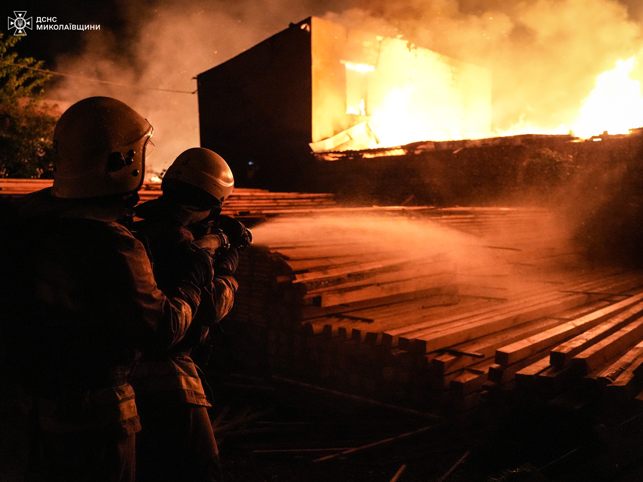 Масштабный пожар на деревообрабатывающем предприятии в Николаеве ликвидировали: кадры — фото 7