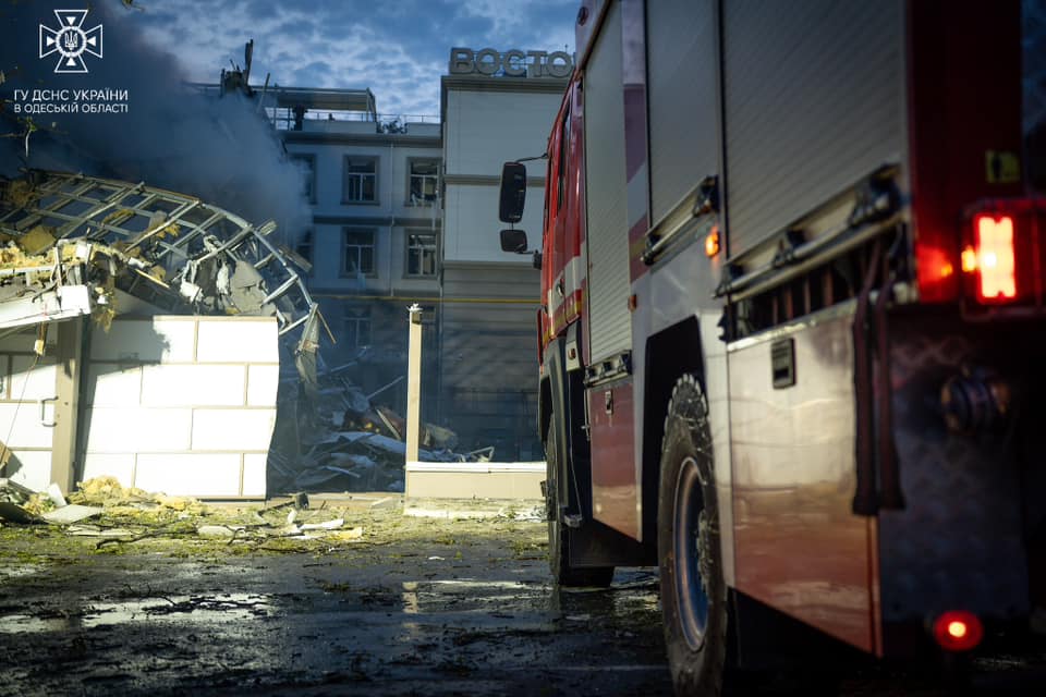 Рятувальники показали, як гасили пожежу після ракетного удару по Одесі: відео — фото 11
