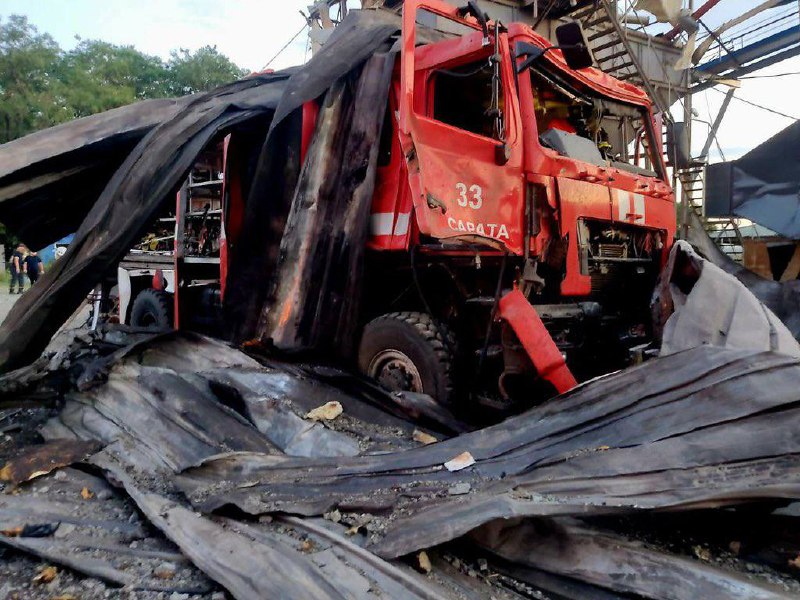 Росія розбомбила агропідприємство на Одещині: знищено тонни продукції та рятувальна техніка — фото