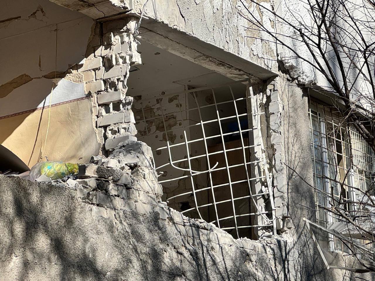 При ударе по детской больнице в Херсоне ранения получили 9 человек, среди них четверо детей — фото 1 При ударе по детской больнице в Херсоне ранения получили 9 человек, среди них четверо детей — фото 1