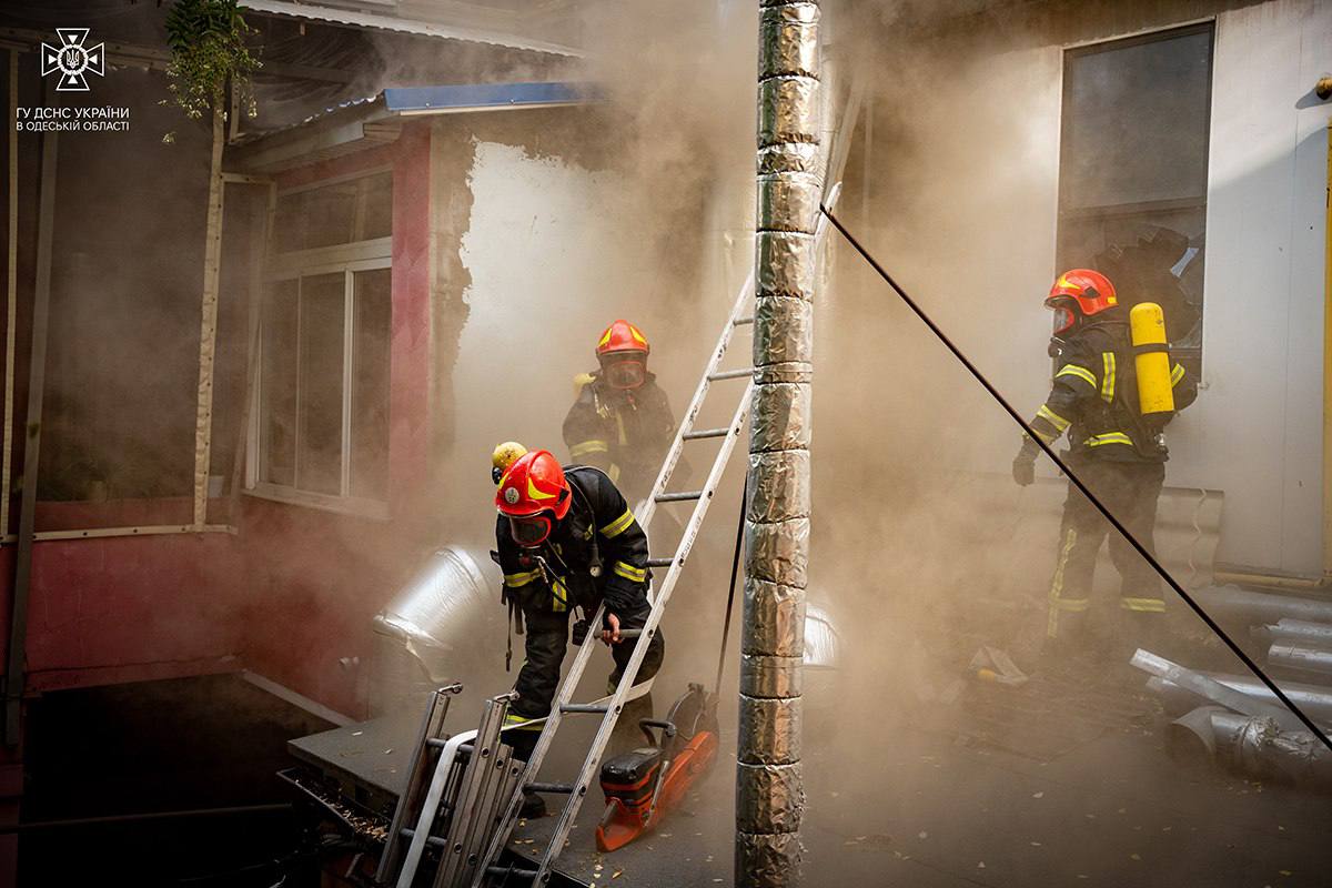 У центрі Одеси згорів хостел та ресторан: фото — фото 3