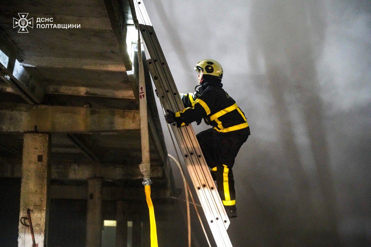 Через російську атаку під Полтавою згорів склад готової продукції одного з підприємств — фото 5