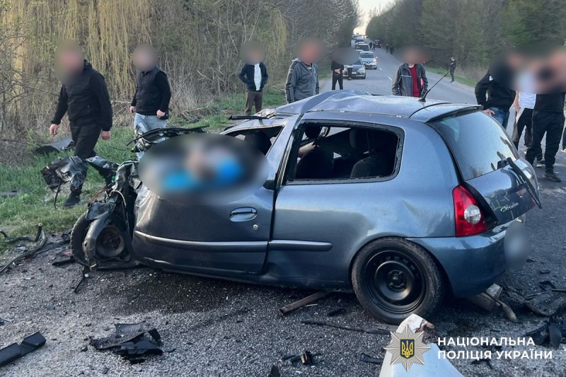 У Вінницькій області автомобіль зіткнувся з маршруткою: є загиблі — фото