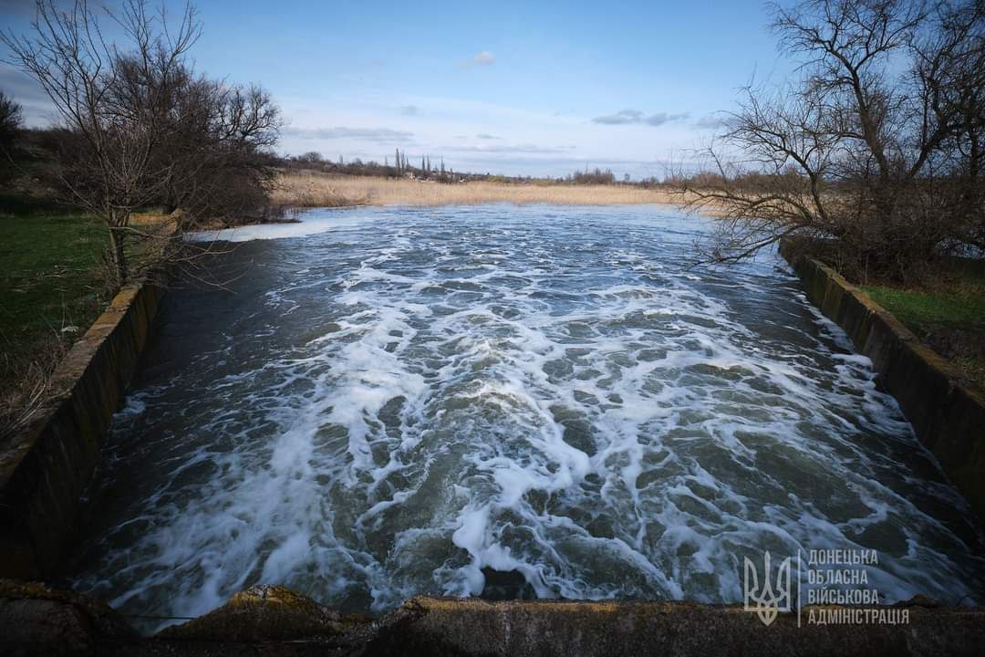 Из-за прорыва дамбы в Краматорске эвакуированы десятки человек: фото — фото