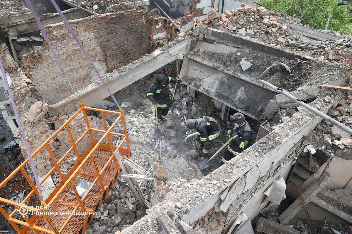 В Днепре из-под завалов жилого дома достали тело женщины: фото, видео — фото 2