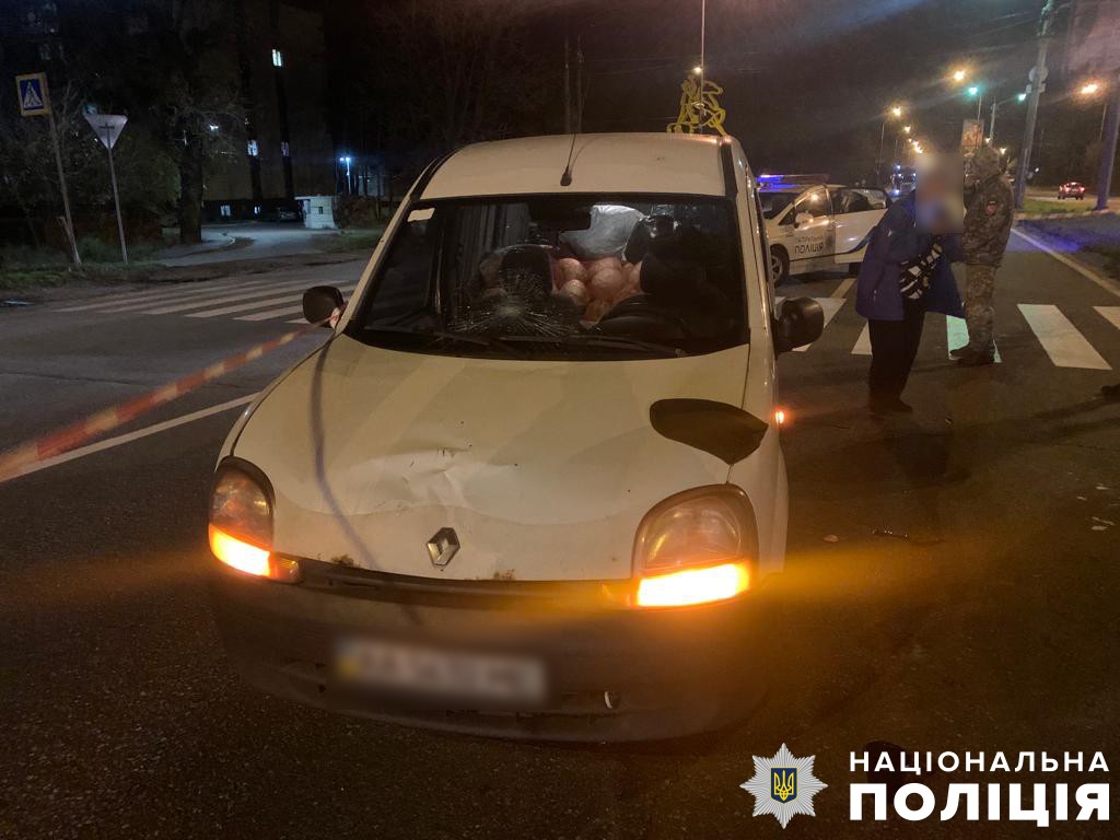 В Киеве водитель сбил военную на блокпосту: фото и детали — фото 1