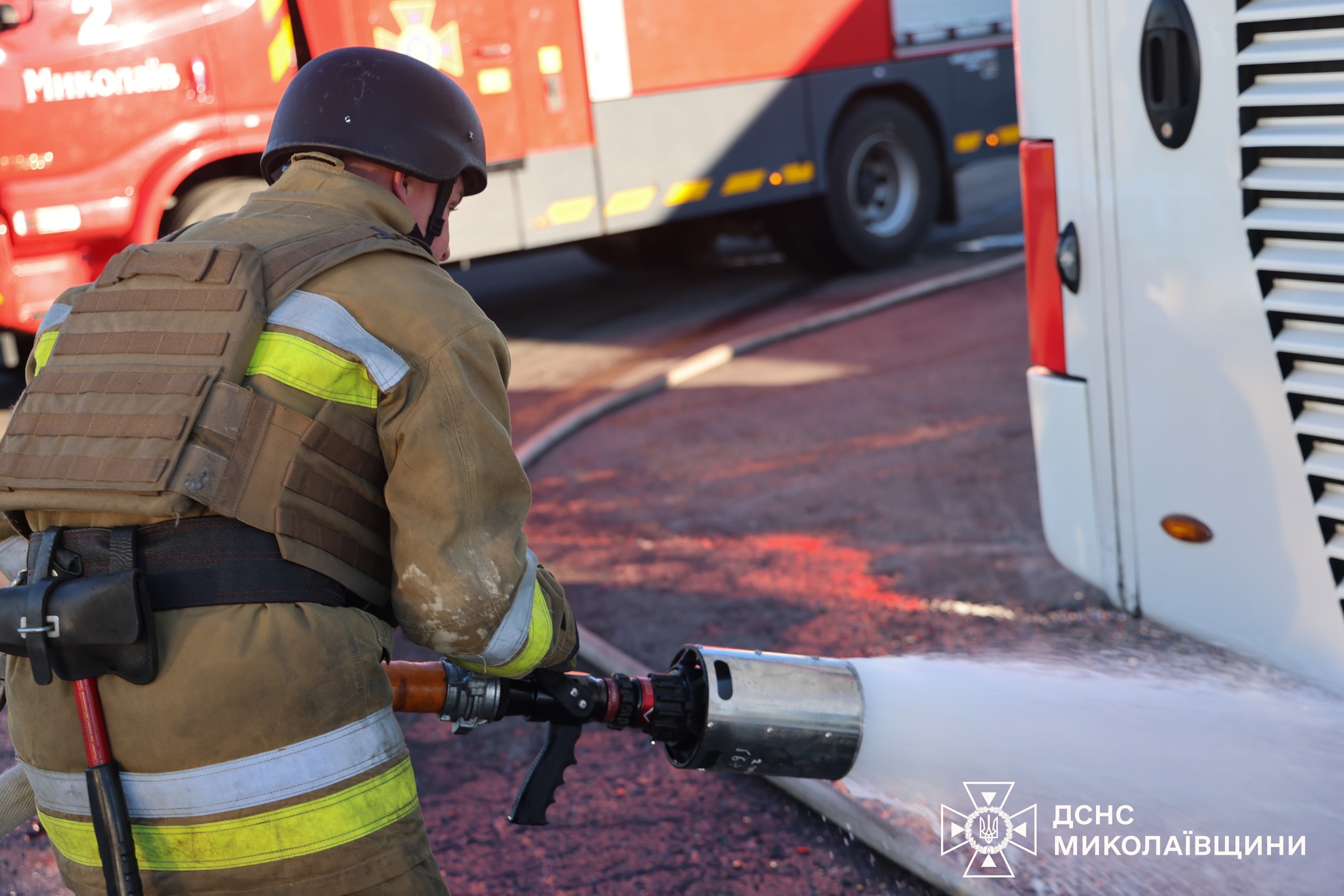 Россияне атаковали Николаев кассетным Искандером, один человек погиб: кадры последствий — фото 6