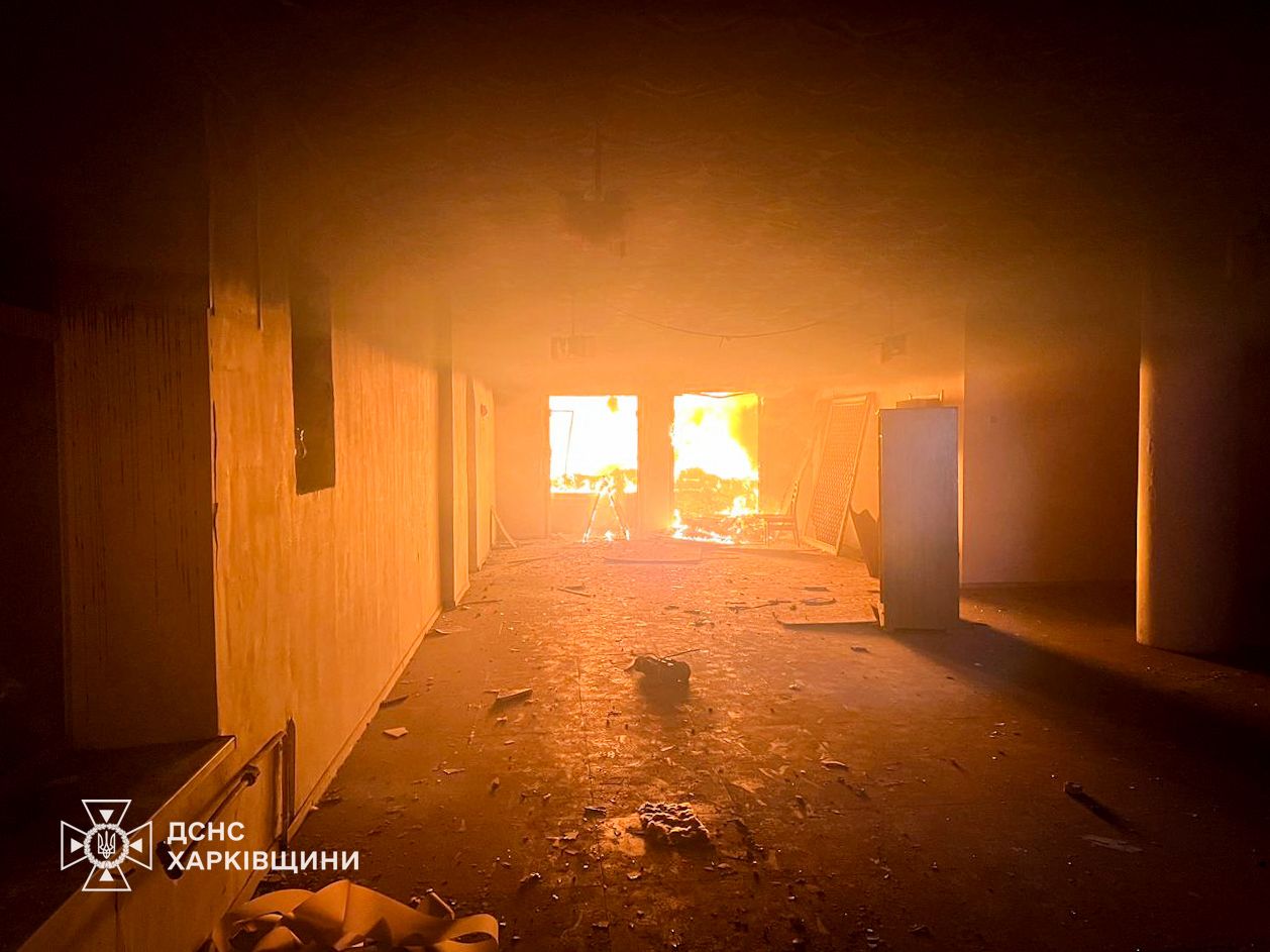 Дом культуры в Великом Бурлуке полностью охвачен огнем после российского удара — фото 1