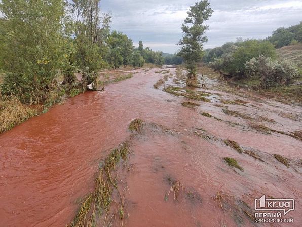 Вода в реке Ингулец побагровела после российского удара по дамбе: фото — фото 1