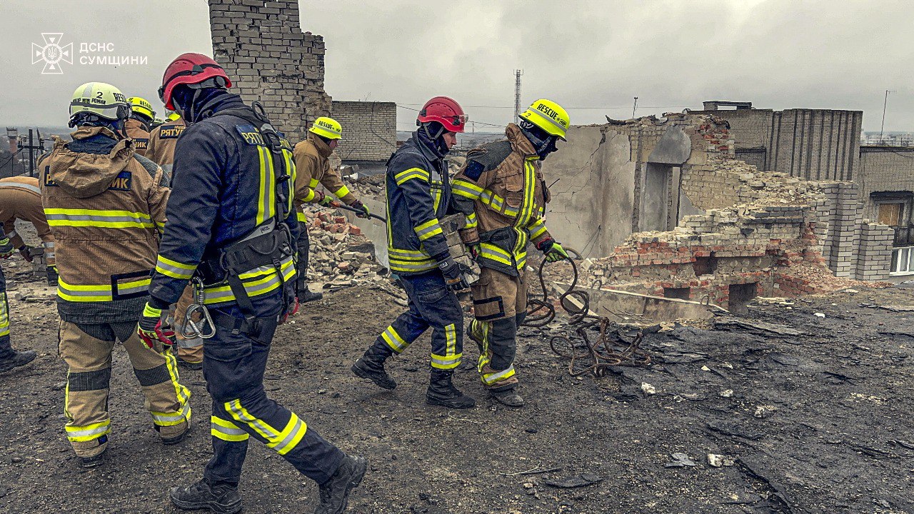 В Ахтырке продолжаются аварийно-восстановительные работы после российского удара: кадры — фото 1