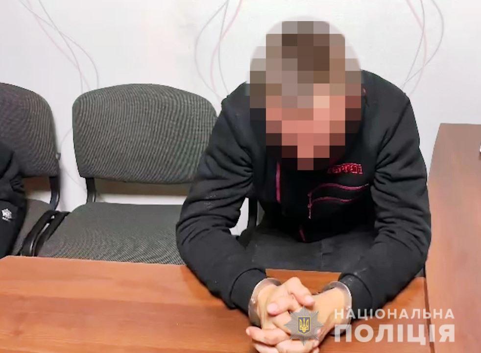 В Одессе пьяная компания жестоко избила и ограбила офицера полиции — фото 1