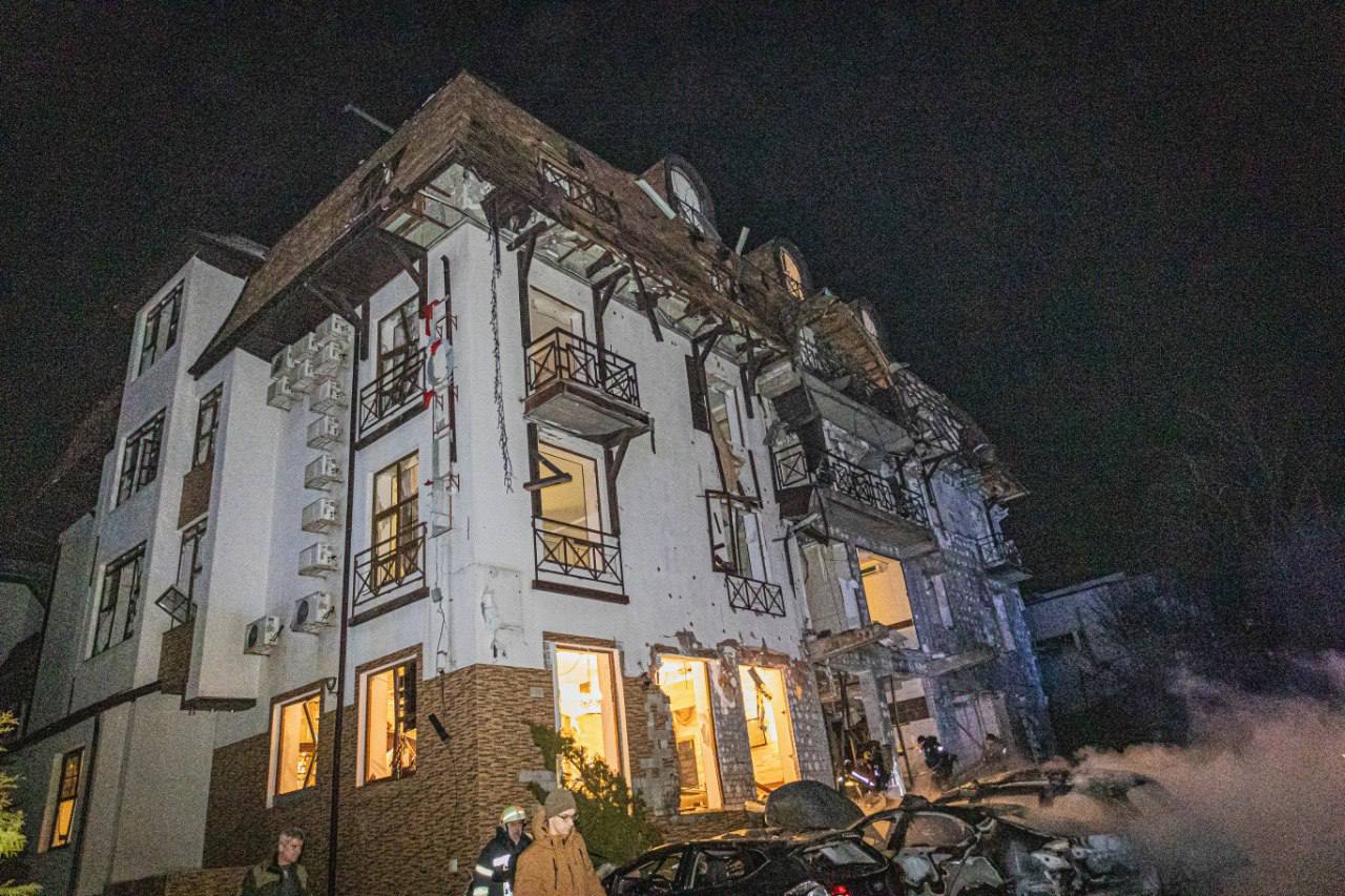 Росія ракетами вдарила по готелю у Харкові, де мешкали журналісти: фото — фото