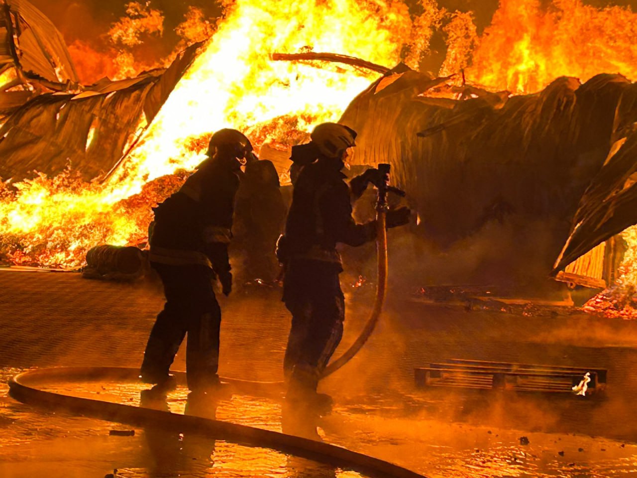 У Вінниці продовжують гасити пожежу на складі з ламінатом: фото, відео — фото