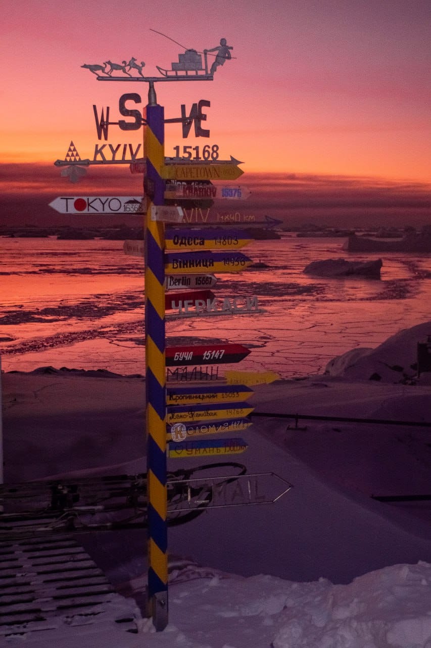 Полярники показали Антарктиду в цветах ”Барби”: удивительные фото — фото