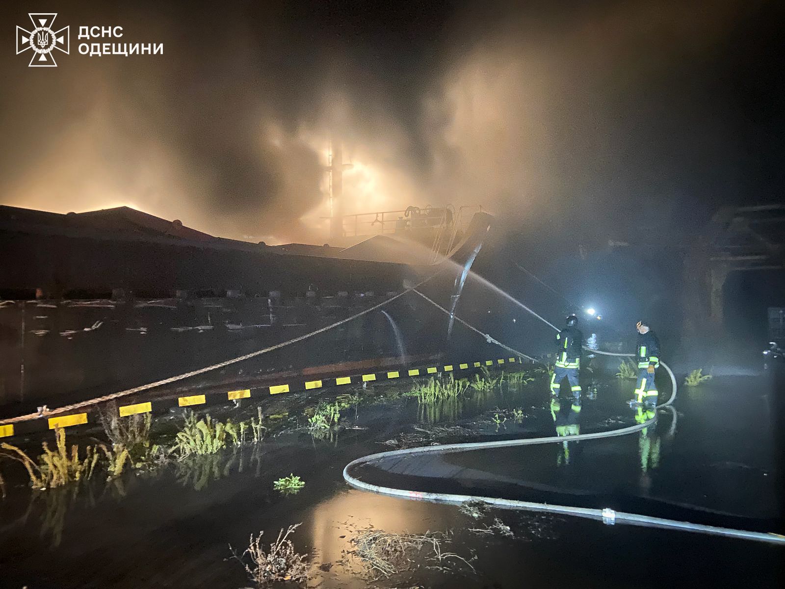 Россияне атаковали Одесскую область: поврежден сухогруз, склады и жилые дома — фото 1