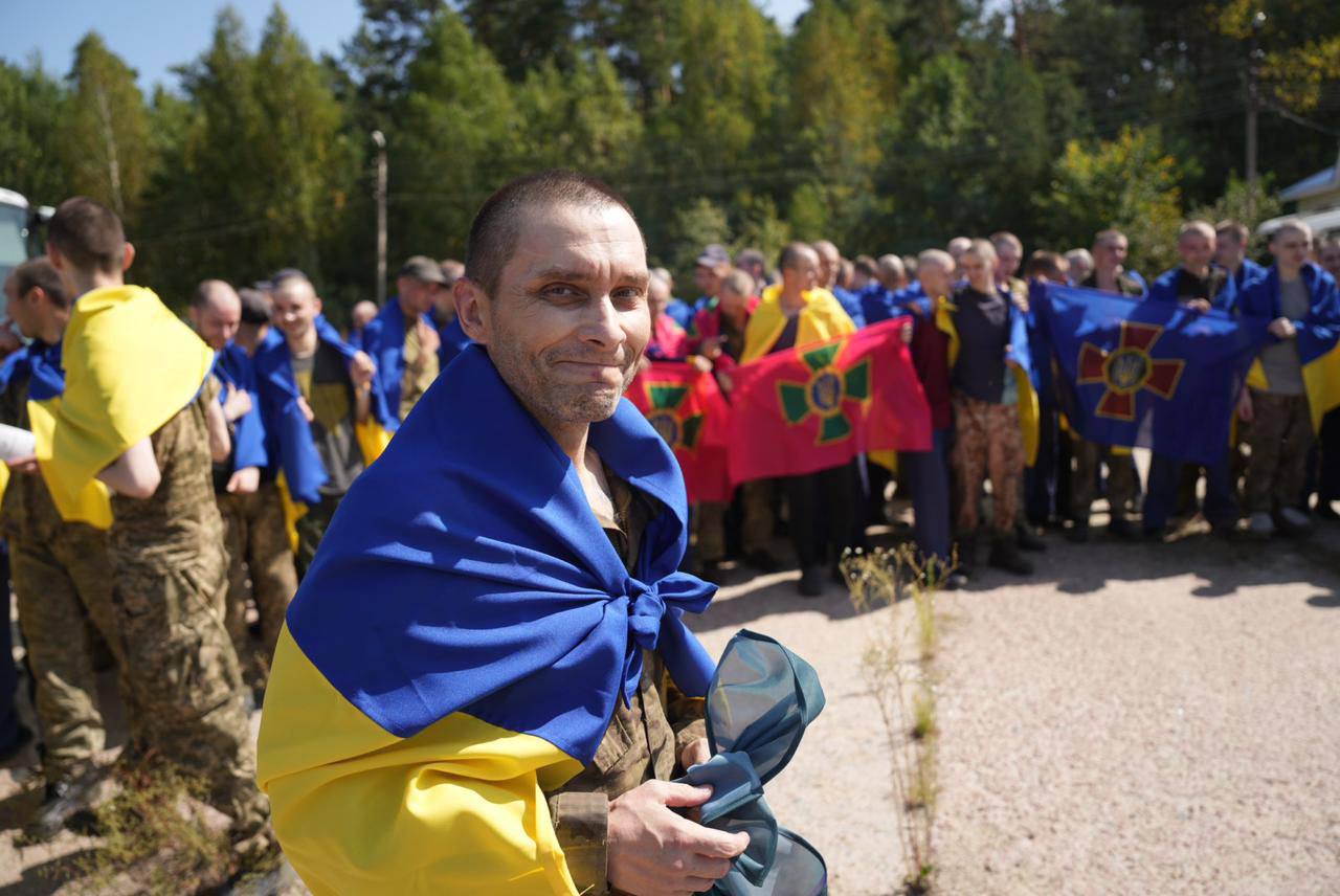 Зеленський та Лубінець підтвердили обмін полоненими, додому повернулися 115 людей: фото — фото 2