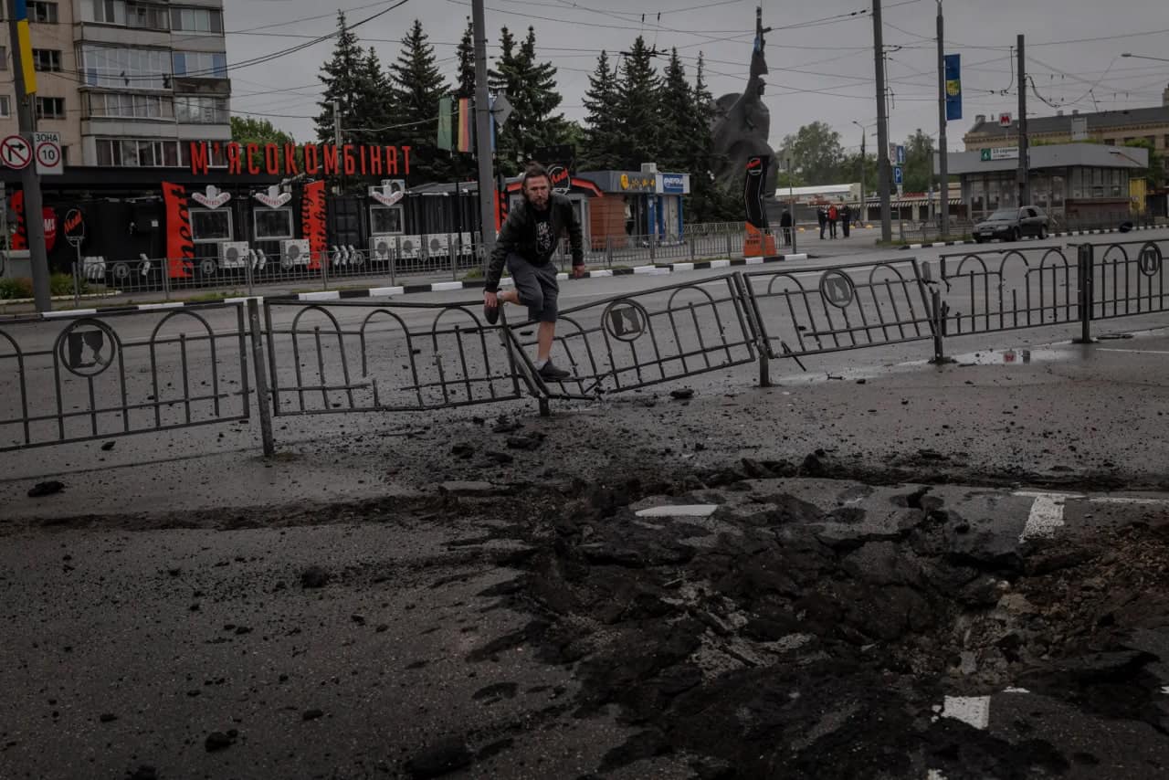 Обстрел Харькова из ”Пионов”: погибли 8 человек, тело младенца отбросило на крышу подъезда  — фото 3