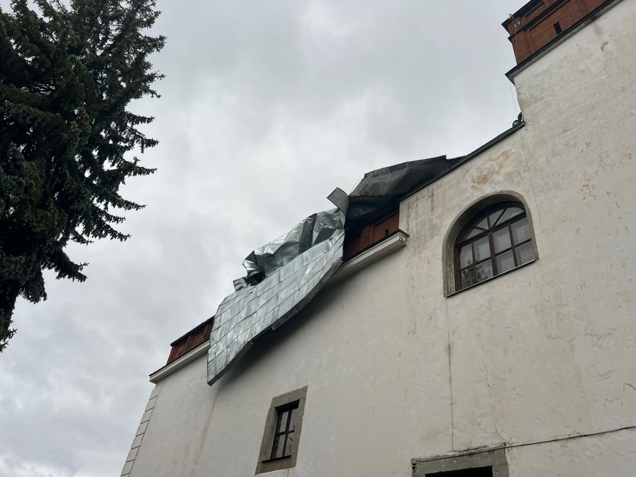 Ветер сорвал крышу с Дубенского замка: фото — фото