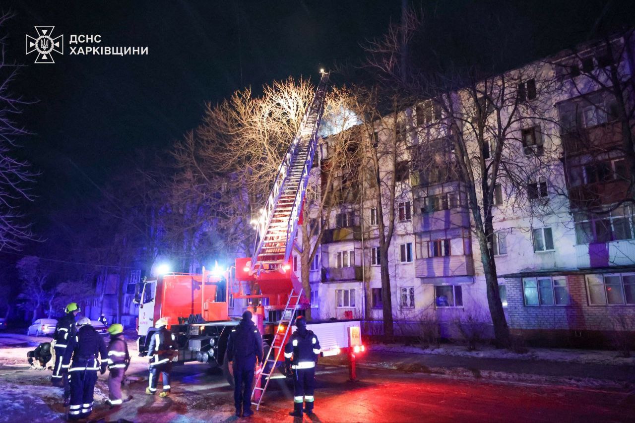 Рятувальники показали фото з місця прильоту російського ”шахеда” по житловому будинку у Харкові — фото 1