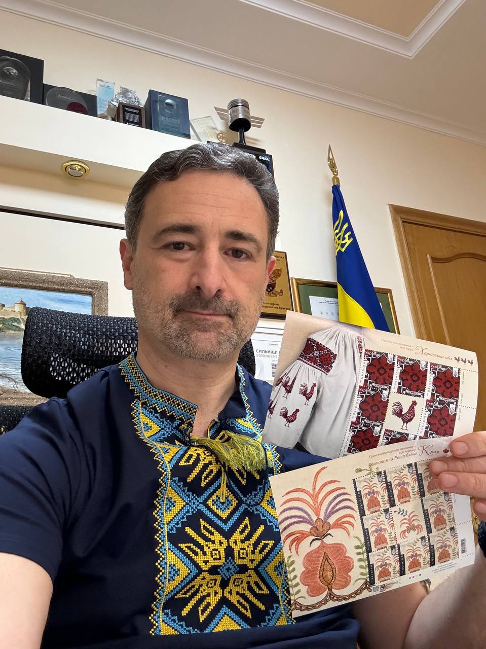 У день вишиванки Укрпошта показала дві нові марки з вишивками Харківської області та АР Крим — фото