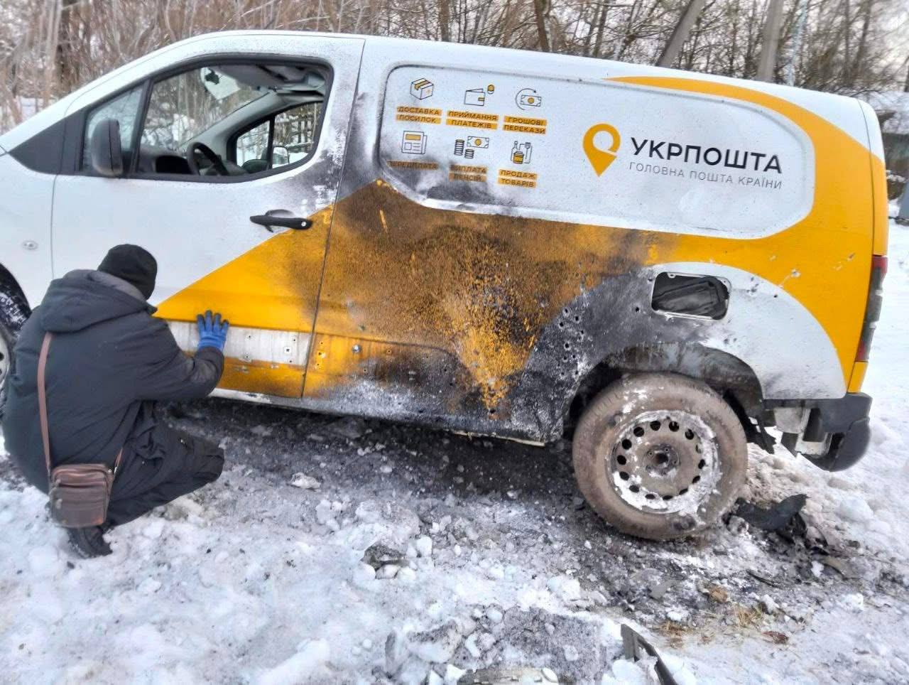 Российский дрон атаковал машину Укрпочты в Сумской области, а в Запорожской области повреждено здание — фото 4