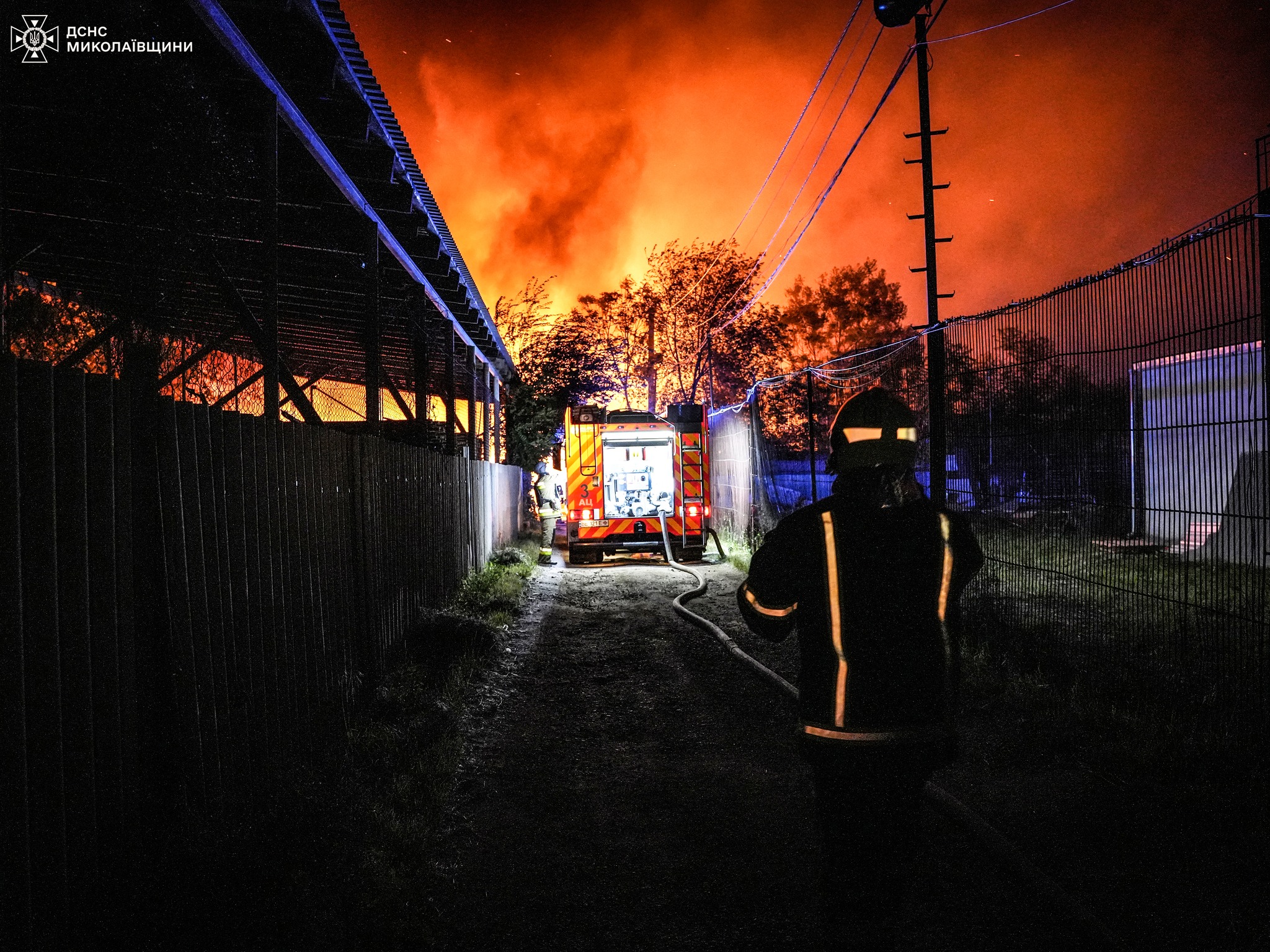 Масштабный пожар на деревообрабатывающем предприятии в Николаеве ликвидировали: кадры — фото 8