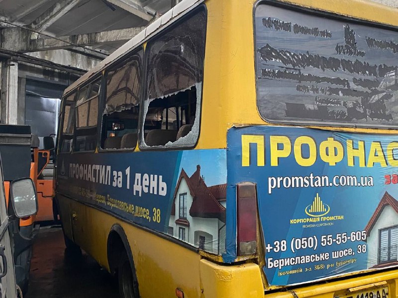 Россияне обстреляли автобусный парк Херсона (фото, видео) — фото
