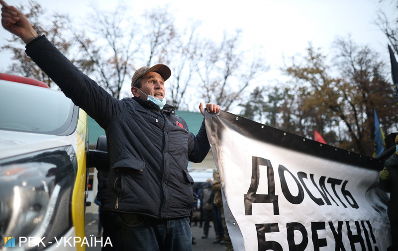 Под ”Феофанией” активисты жгли файеры и разложили асфальт — фото