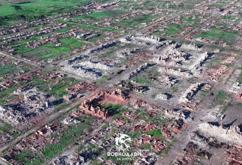 Вовчанськ повністю знищено росіянами: бійці 34 ОМПБ показали фото через рік після початку штурмів — фото 2