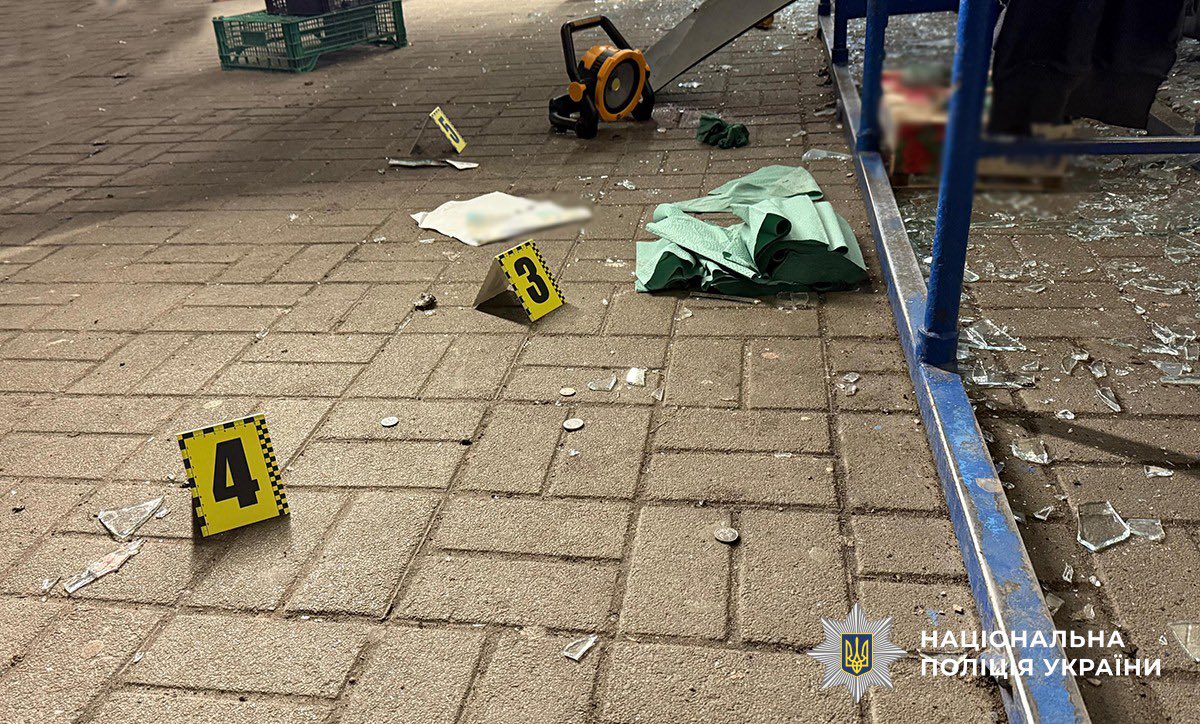 У Житомирі чоловік кинув гранату до групи людей біля супермаркету: поранено 6 людей — фото 6