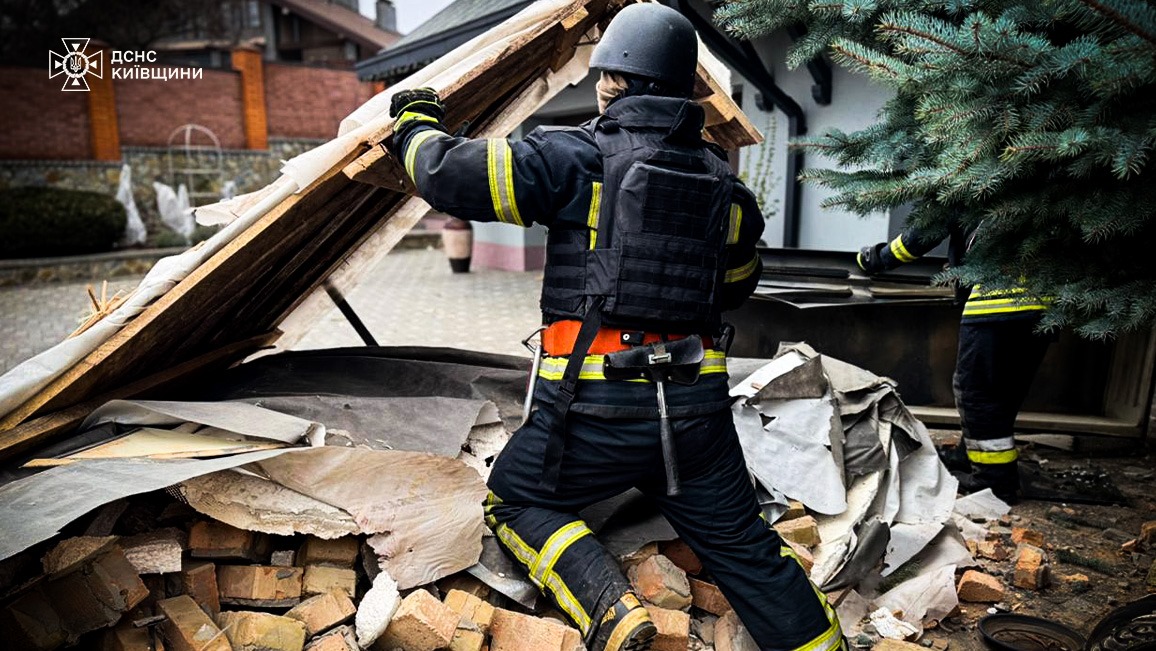 Рятувальники показали наслідки ракетної атаки на Київщину — фото 1
