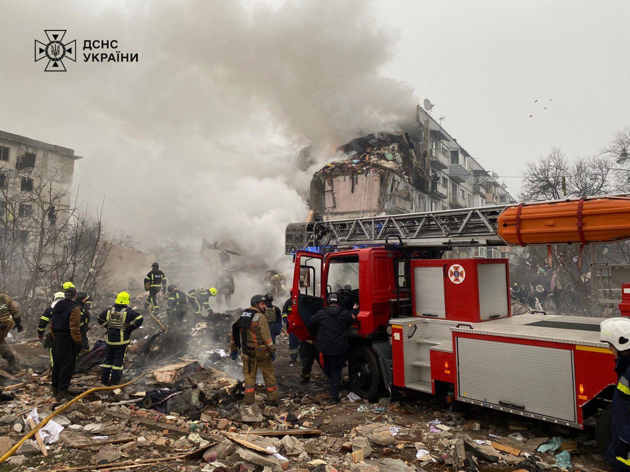 До 3 людей зросла кількість загиблих внаслідок ракетного удару по житловому будинку у Полтаві: фото — фото 7