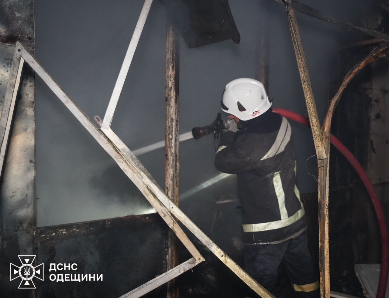 Рятувальники показали наслідки атаки дронів на Одещину — фото