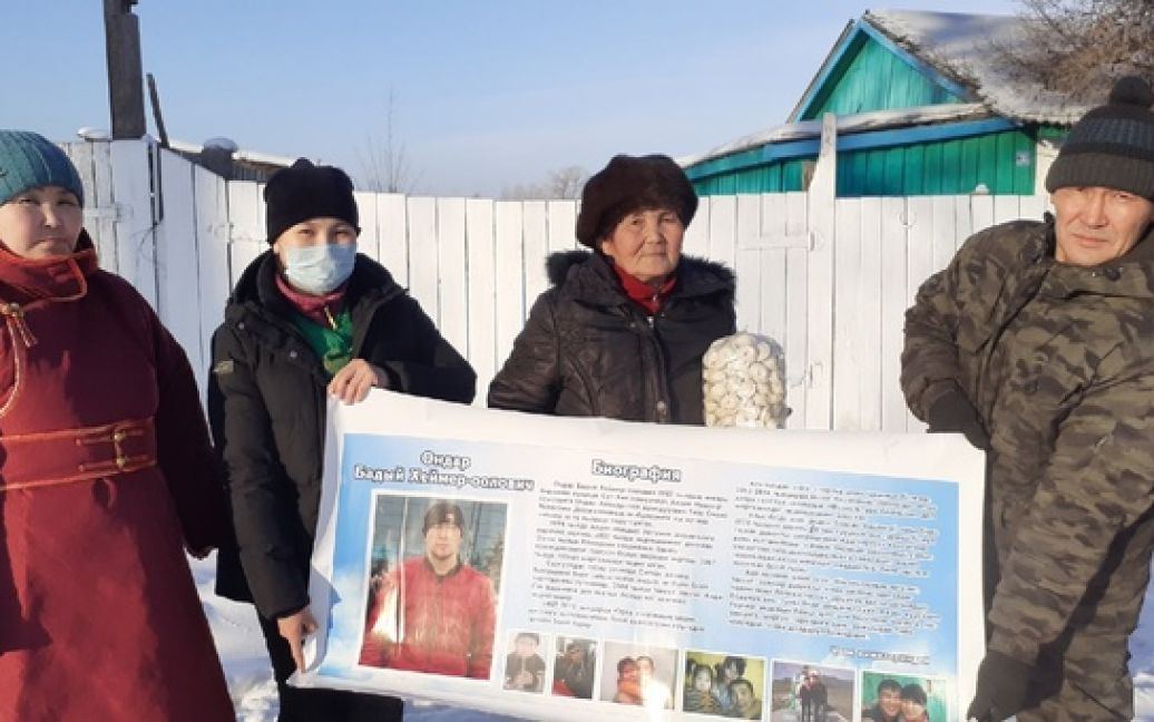 В России женам погибших оккупантов подарили колбасу — фото